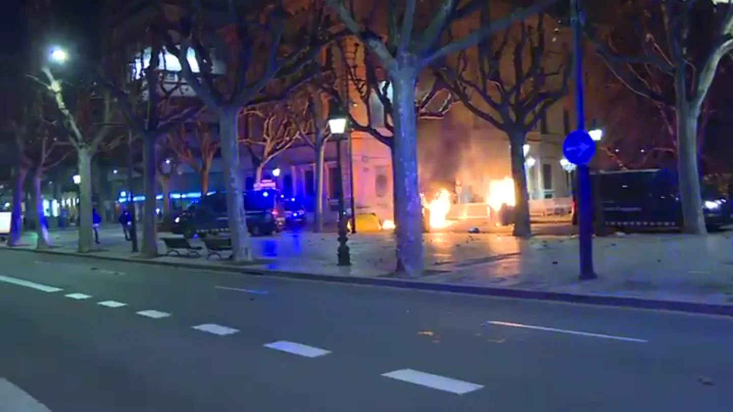 Disturbios en varias protestas en apoyo a Pablo Hasél: queman contenedores y lanzan objetos contra los Mossos Disturbios en varias protestas en apoyo a Pablo Hasél: queman contenedores y lanzan objetos contra los Mossos