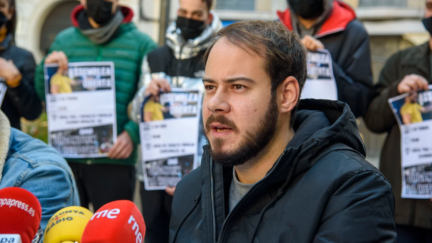 El rapero Pablo Hasél, en una rueda de prensa convocada tras la orden de su ingreso en prisión, en Lleida. Pablo Hasél