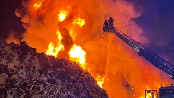 Imágenes del incendio en esta superficie llena de lavadoras en Leganés, Madrid