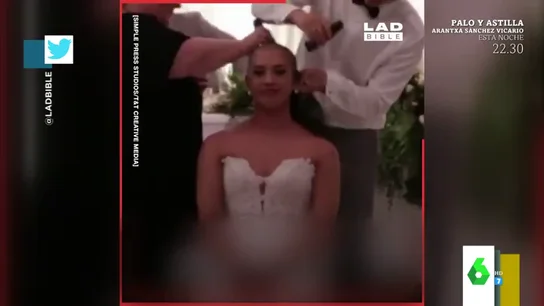 Una pareja se rapa la cabeza en su boda para recaudar dinero contra el cáncer Una pareja se rapa la cabeza en su boda para recaudar dinero contra el cáncer