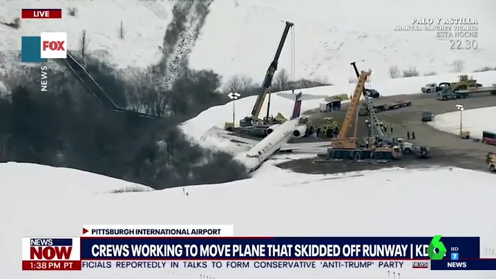 La impactante imagen de un avión al borde del precipicio