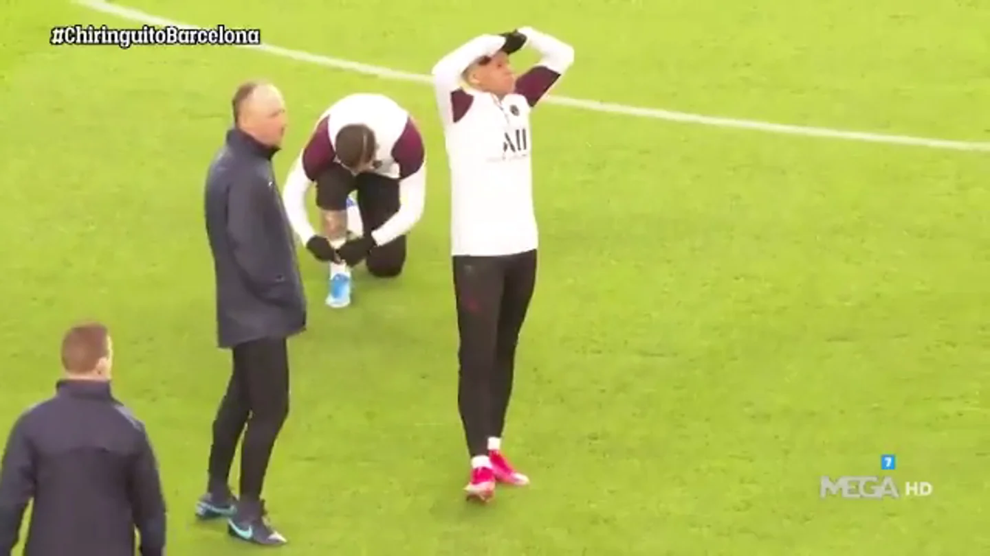 El comentado gesto de Mbappé en su primera vez sobre el césped del Camp Nou El comentado gesto de Mbappé en su primera vez sobre el césped del Camp Nou