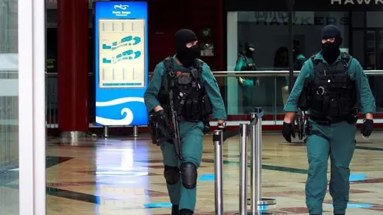 Agentes de la Guardia Civil salen del Centro Comercial Puerta de Europa en Algeciras (Cádiz), en el marco de una operación contra una organización dedicada al tráfico internacional de cocaína operación antidroga