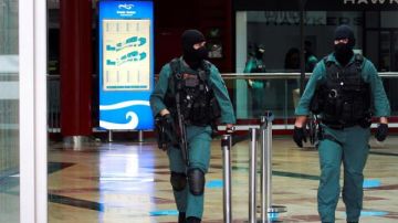 Agentes de la Guardia Civil salen del Centro Comercial Puerta de Europa en Algeciras (Cádiz), en el marco de una operación contra una organización dedicada al tráfico internacional de cocaína