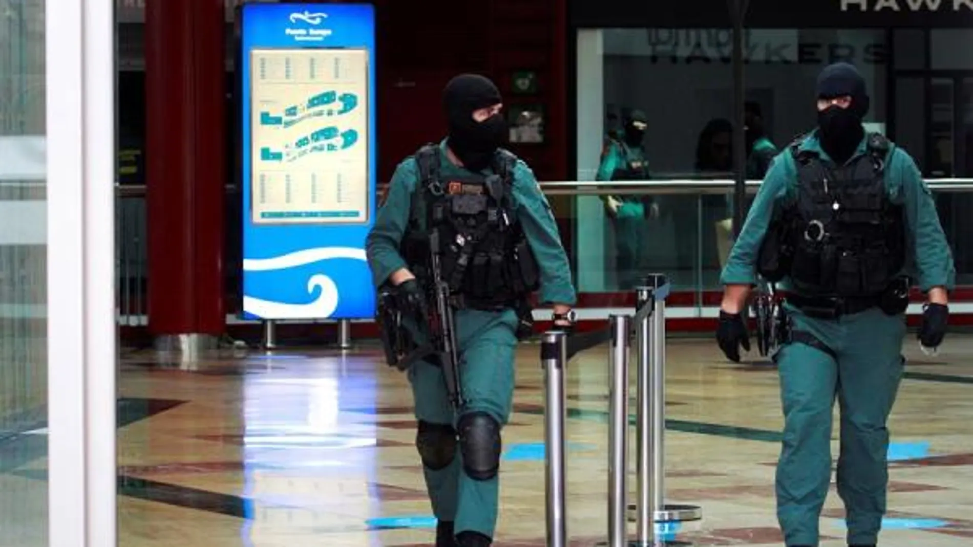 Agentes de la Guardia Civil salen del Centro Comercial Puerta de Europa en Algeciras (Cádiz), en el marco de una operación contra una organización dedicada al tráfico internacional de cocaína