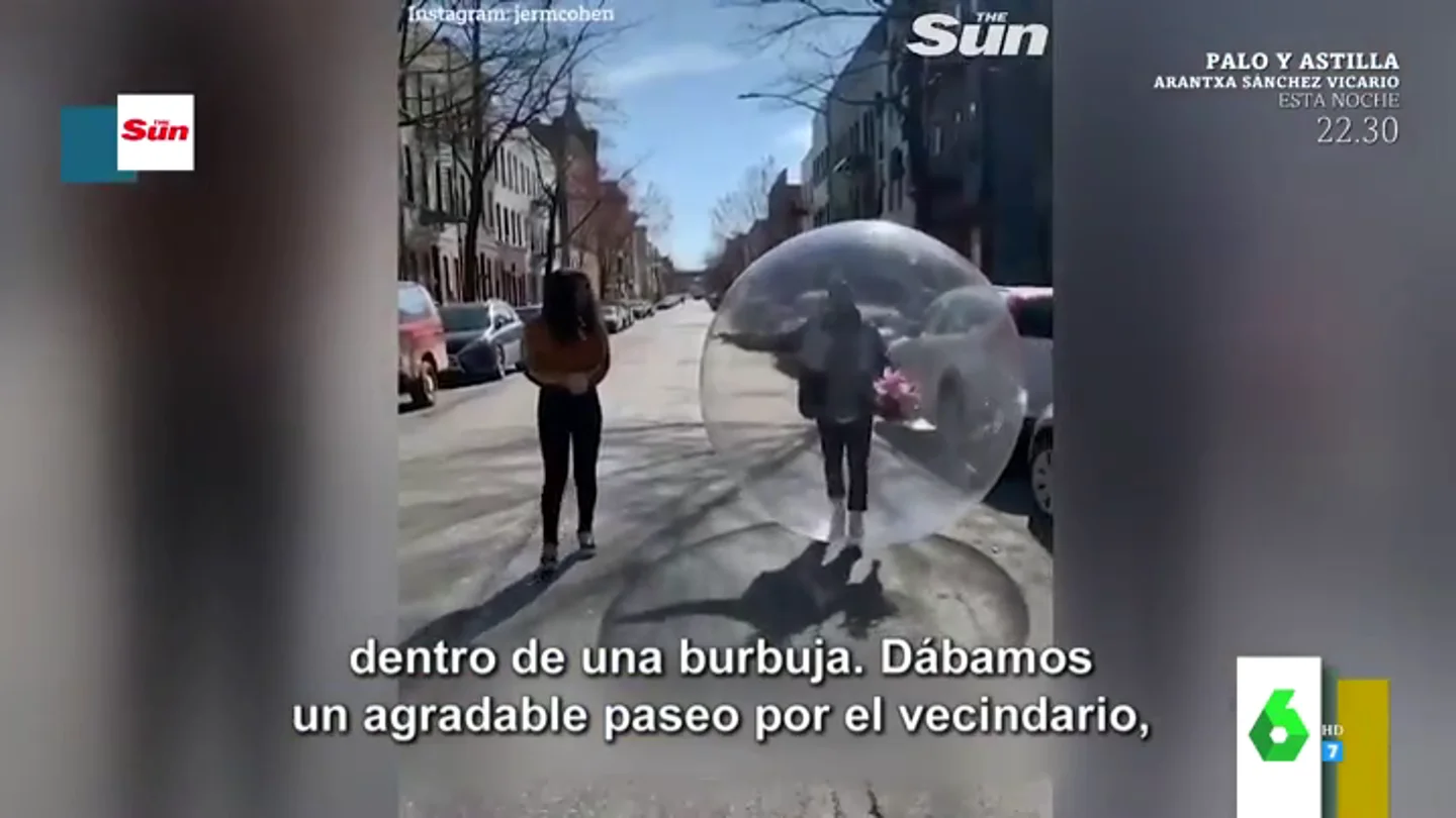 El sorprendente momento en el que la Policía para a un joven que paseaba con su novia dentro de una burbuja de plástico gigante El sorprendente momento en el que la Policía para a un joven que paseaba con su novia dentro de una burbuja de plástico gigante