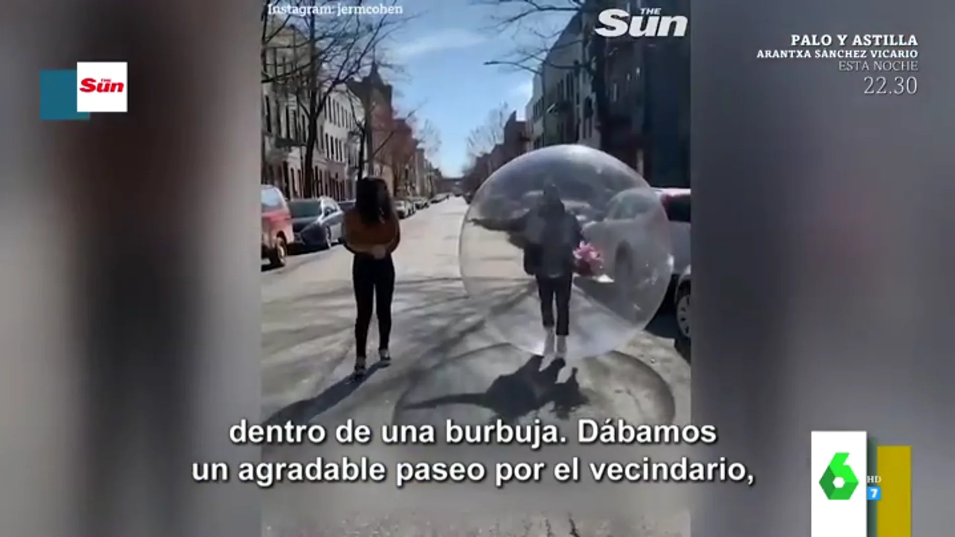 El sorprendente momento en el que la Policía para a un joven que paseaba con su novia dentro de una burbuja de plástico gigante