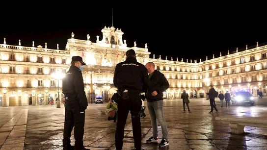 Dos agentes de la Policía Local y Nacional hablan con un ciudadano en la Plaza Mayor de Salamanca Dos agentes de la Policía Local y Nacional hablan con un ciudadano en la Plaza Mayor de Salamanca (Castilla y León)