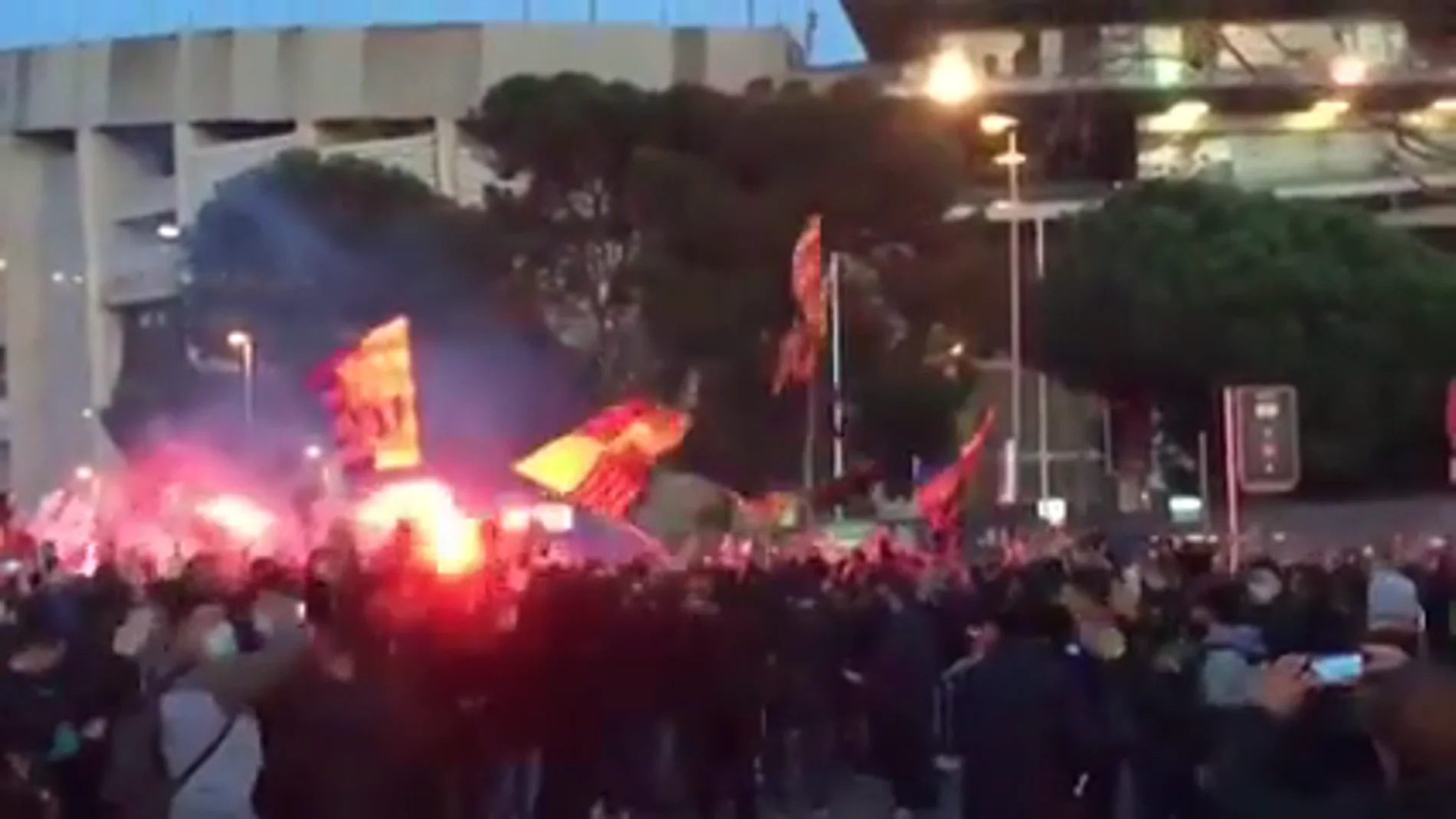 Preocupantes imágenes: cientos de hinchas se aglomeran a las puertas del Camp Nou antes del Barça-PSG