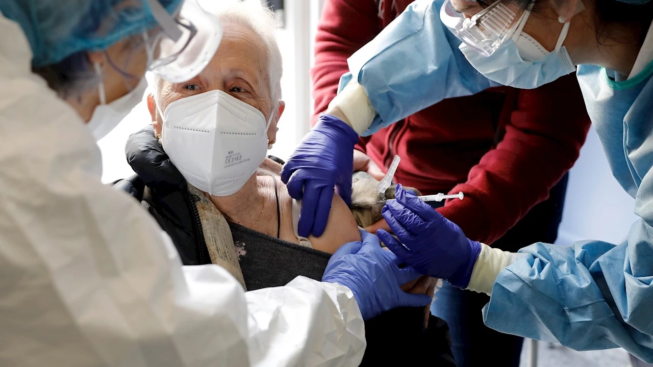 Dos sanitarias vacunan a una anciana en una residencia