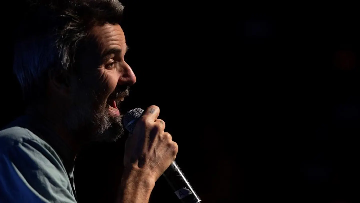 El legado de Pau Donés, en frases: las mejores letras que esconden sus canciones Pau Donés en 2019 durante uno de sus conciertos en Barcelona