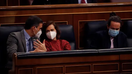 El presidente del Gobierno y la vicepresidenta conversan, con el vicepresidente Iglesias en su escaño. El presidente del Gobierno y la vicepresidenta conversan, con el vicepresidente Iglesias en su escaño.