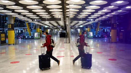 Una persona con mascarilla en el Aeropuerto de Barajas Una persona con mascarilla en el Aeropuerto de Barajas