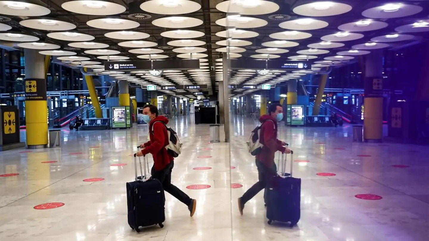 Una persona con mascarilla en el Aeropuerto de Barajas Una persona con mascarilla en el Aeropuerto de Barajas