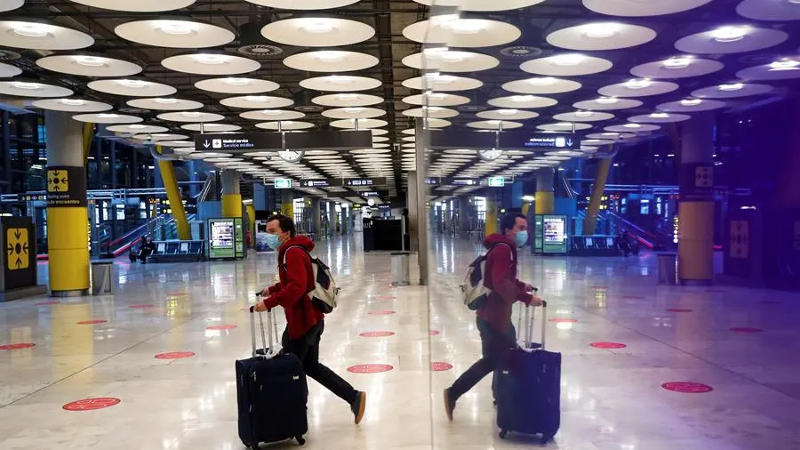 Una persona con mascarilla en el Aeropuerto de Barajas