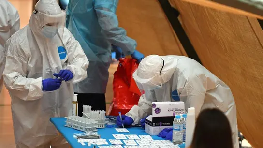 Personal sanitario realiza pruebas para detectar el coronavirus Personal sanitario realiza pruebas para detectar el coronavirus