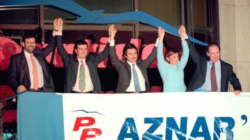 Rajoy, Cascos, Aznar, Botella y Rato, en el balcón de Génova.
