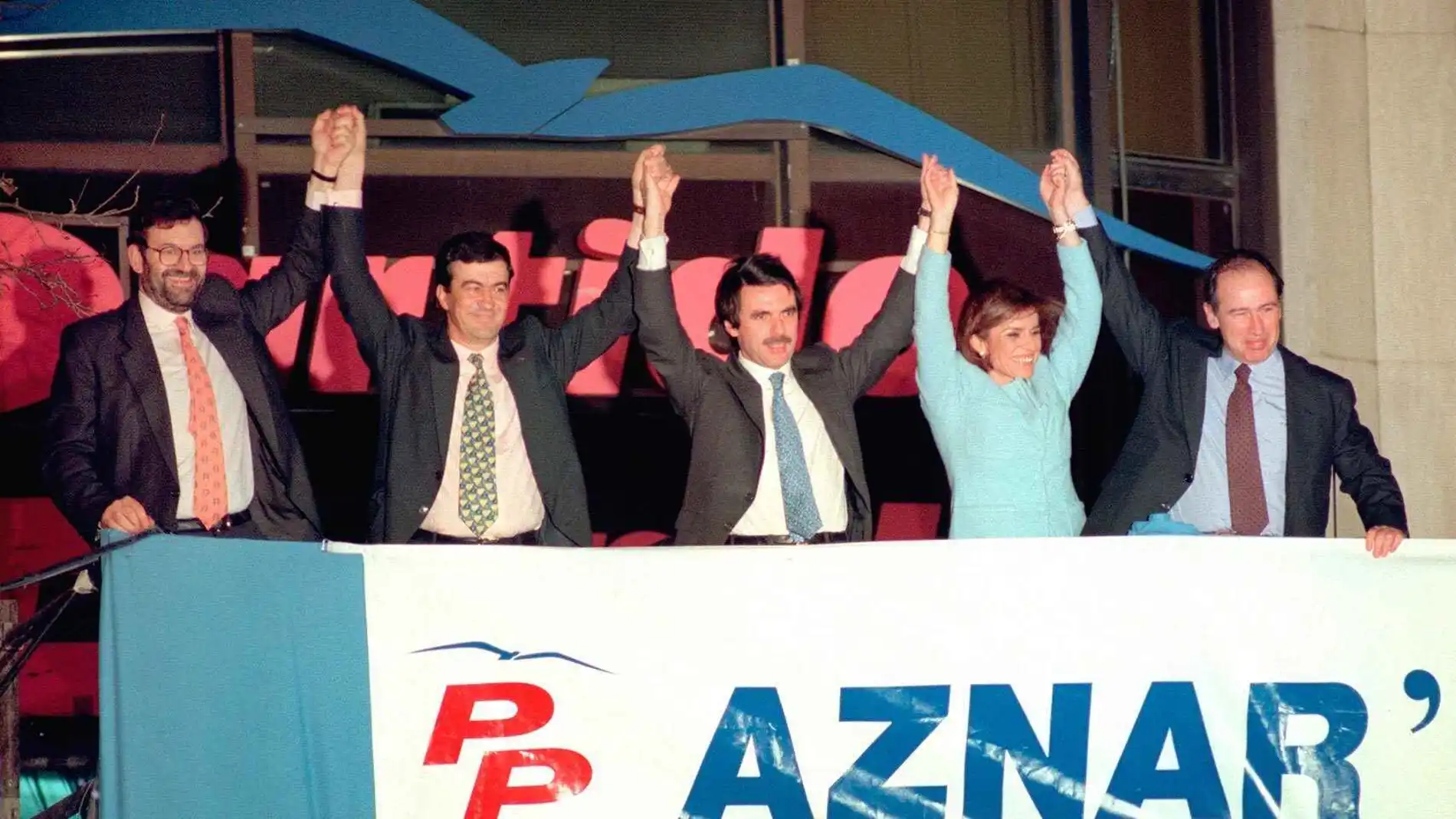 Rajoy, Cascos, Aznar, Botella y Rato, en el balcón de Génova.