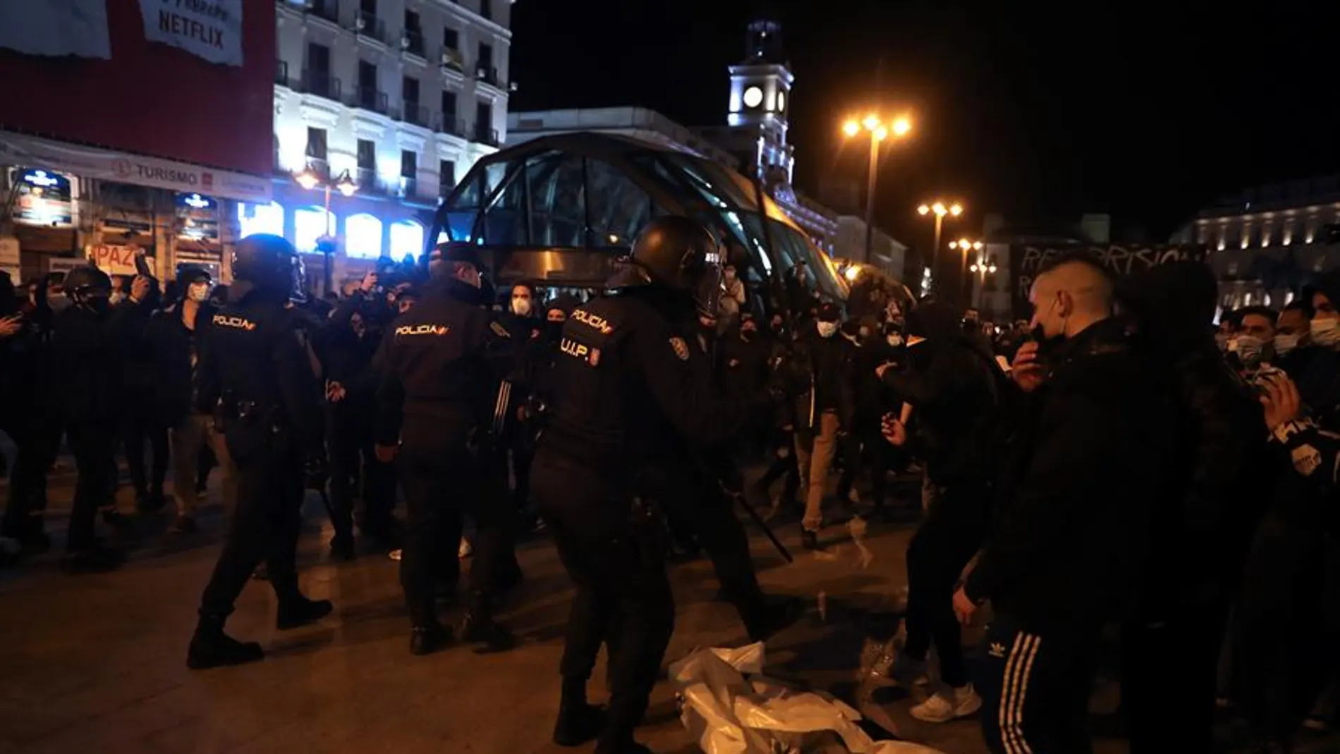 Antidisturbios intervienen en la manifestación en apoyo a Pablo Hasél en la Puerta del Sol