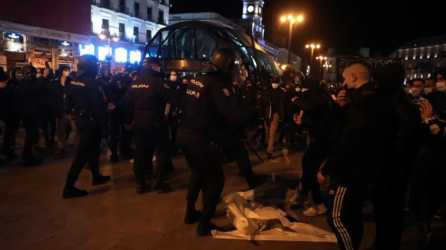 Antidisturbios intervienen en la manifestación en apoyo a Pablo Hasél en la Puerta del Sol