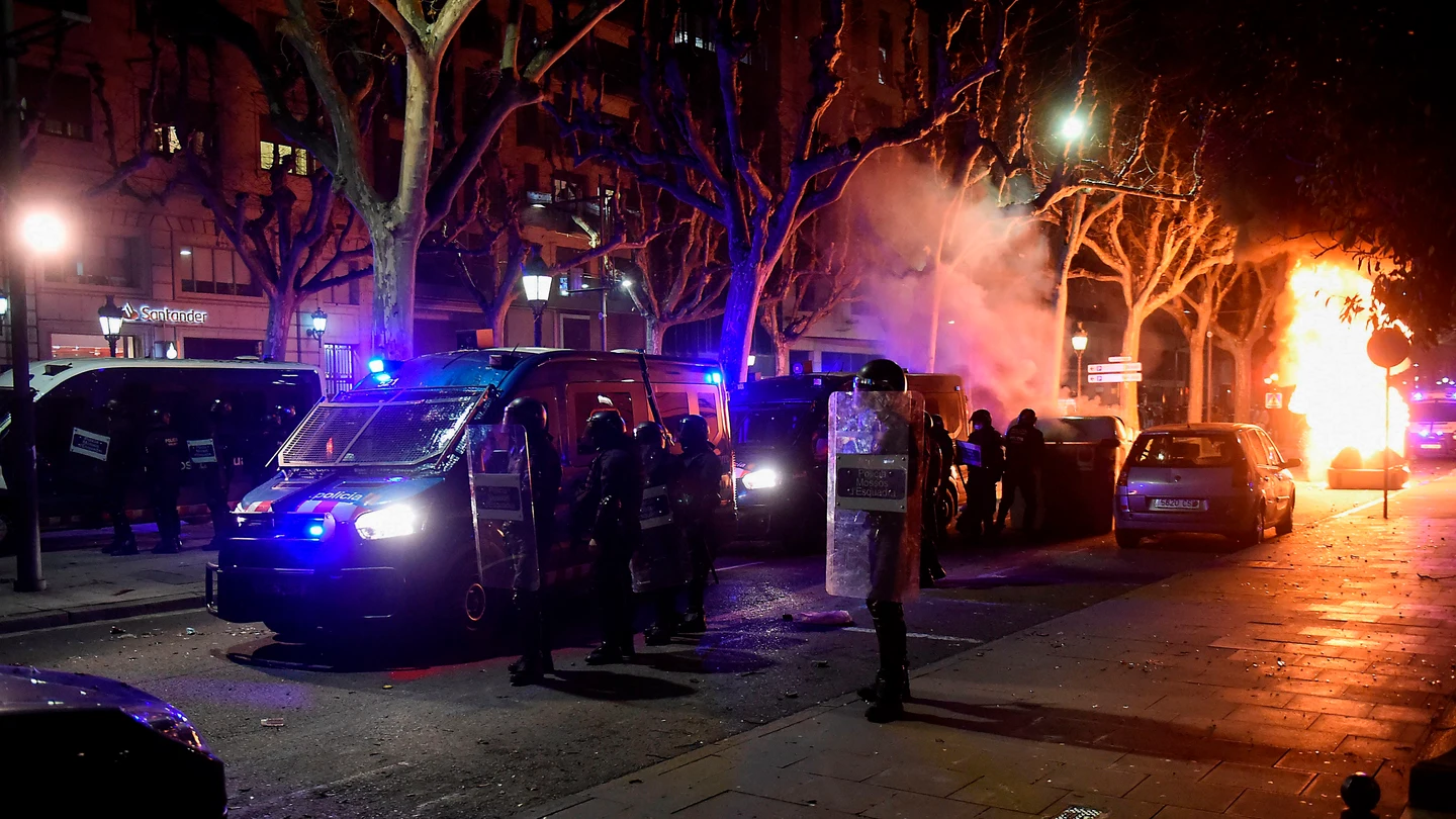 Agentes antidisturbios actúan tras una concentración en apoyo a Pablo Hasél Agentes antidisturbios actúan tras una concentración en apoyo a Pablo Hasél