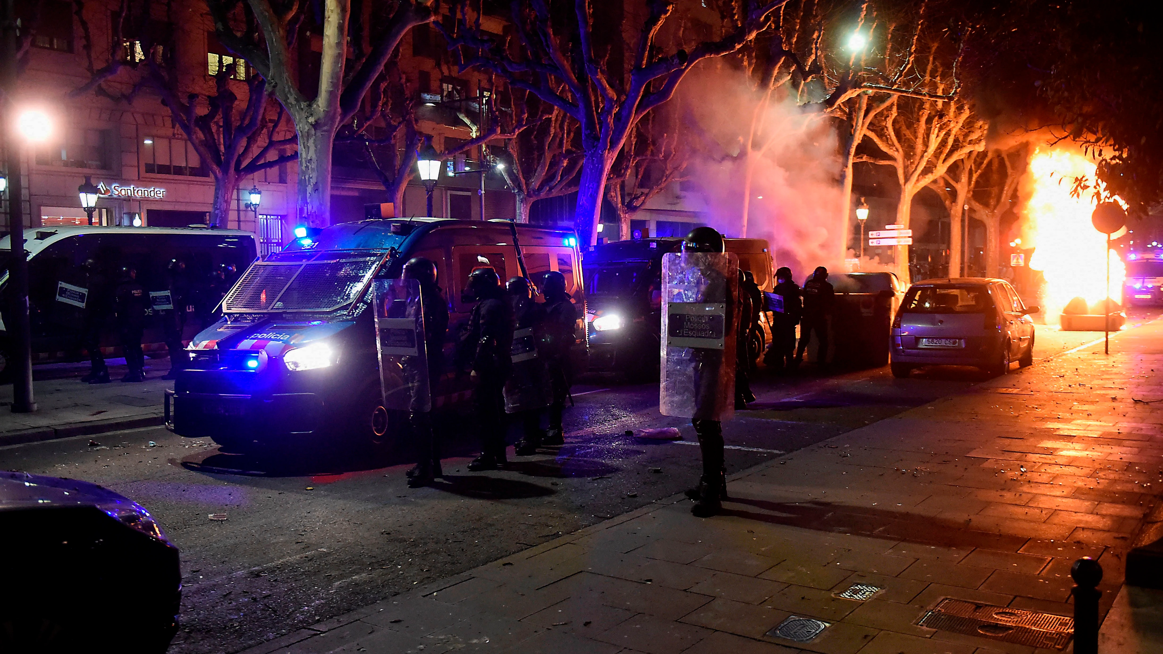 Agentes antidisturbios actúan tras una concentración en apoyo a Pablo Hasél 