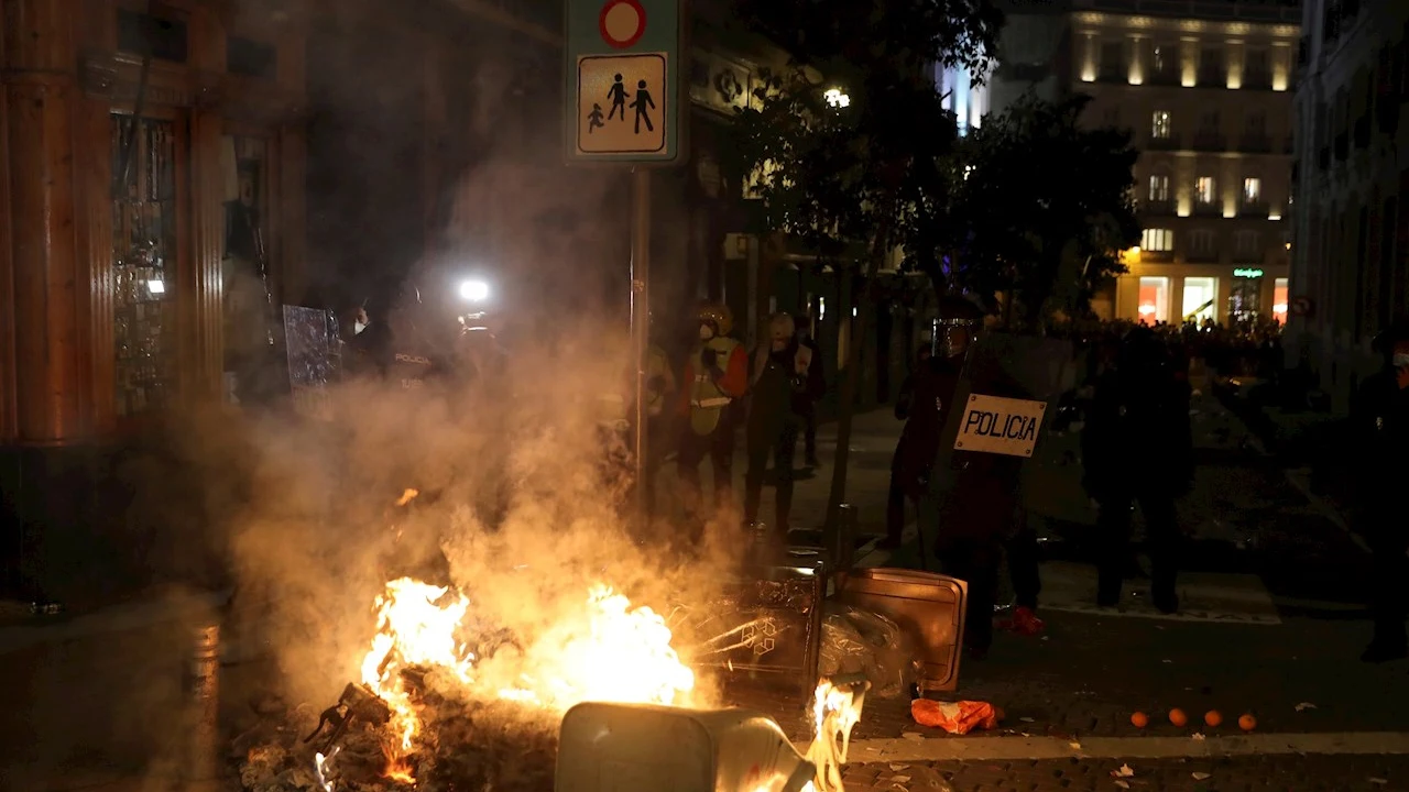 Disturbios cerca de Puerta del Sol tras la protesta tras la manifestación en apoyo a Pablo Hasel