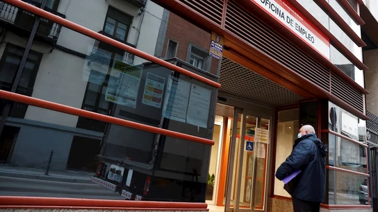 Un hombre entra a una oficina de empleo en Madrid. Un hombre entra a una oficina de empleo en Madrid.