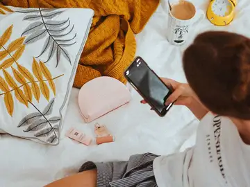 Usando el smartphone en la cama Usando el smartphone en la cama