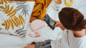 Usando el smartphone en la cama