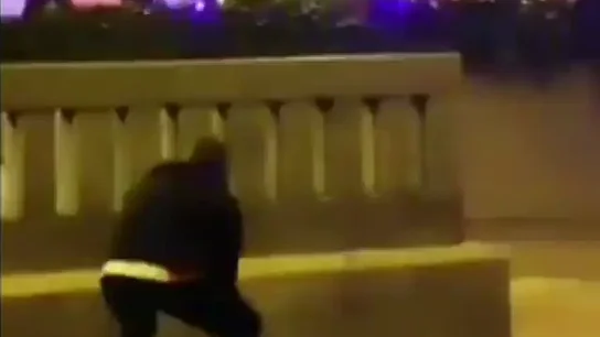 El momento en el que un joven impacta con un adoquín en la cabeza de un antidisturbios: buscan al agresor El momento en el que un joven impacta con un adoquín en la cabeza de un antidisturbios: buscan al agresor