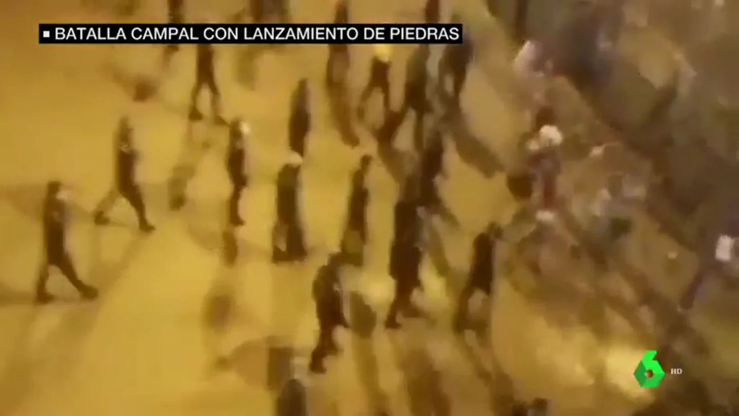 Un grupo de jóvenes agrede a la Policía cuando identificaba a un menor que conducía de forma temeraria en Sevilla Un grupo de jóvenes agrede a la Policía cuando identificaba a un menor que conducía de forma temeraria en Sevilla