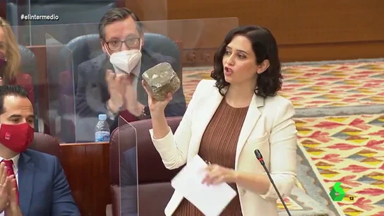 La reacción de Wyoming al ver a Ayuso enseñar un adoquín y decir que Pablo Hasél tiene "menos arte" que otro "en un karaoke con dos cubatas" La reacción de Wyoming al ver a Ayuso enseñar un adoquín y decir que Pablo Hasél tiene "menos arte" que otro "en un karaoke con dos cubatas"
