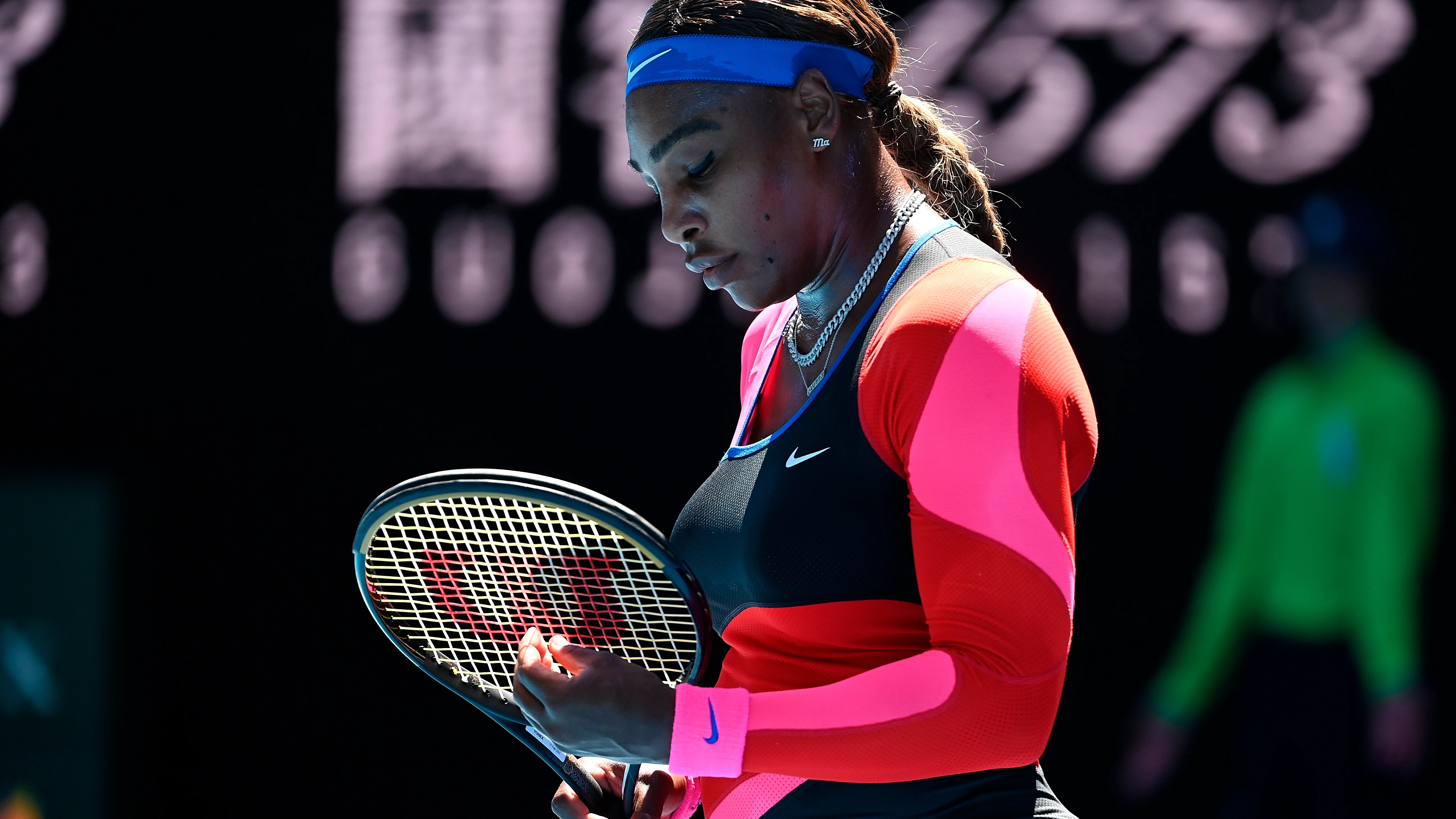 Serena Williams, cabizbaja en su partido ante Naomi Osaka