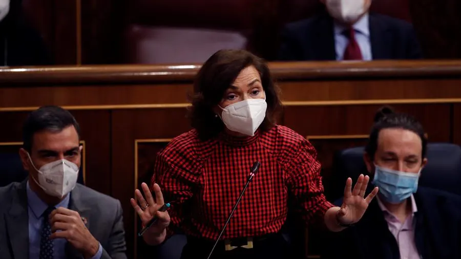 La vicepresidenta Carmen Calvo interviene en la sesión de control ante la atenta miranda del presidente y del vicepresidente segundo.