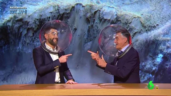 La intervención de 'Dani Galileo' y 'Gran Urano' desde Marte con escafandra incluida: "Somos dos terrícolas sin vida inteligente" La intervención de 'Dani Galileo' y 'Gran Urano' desde Marte con escafandra incluida: "Somos dos terrícolas sin vida inteligente"