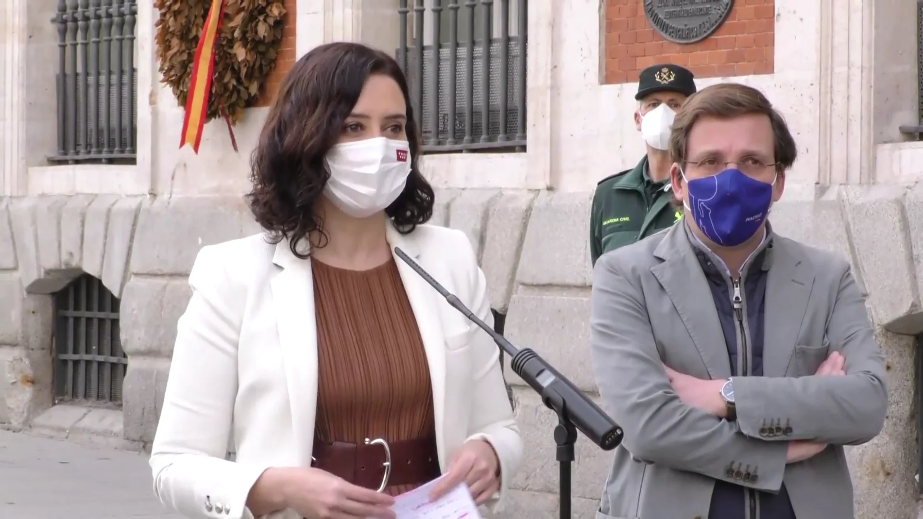 Díaz Ayuso y Almeida comparecen en la Puerta del Sol ante los medios