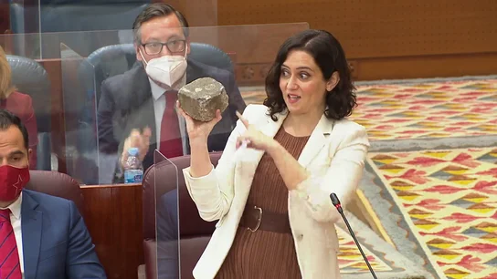 Ayuso muestra un adoquín en la Asamblea y acusa a la izquierda de "no condenar" las protestas a favor de Hasél Ayuso muestra un adoquín en la Asamblea y acusa a la izquierda de "no condenar" las protestas a favor de Hasél