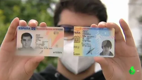 Nathan, con su nuevo DNI y el antiguo Nathan, con su nuevo DNI y el antiguo