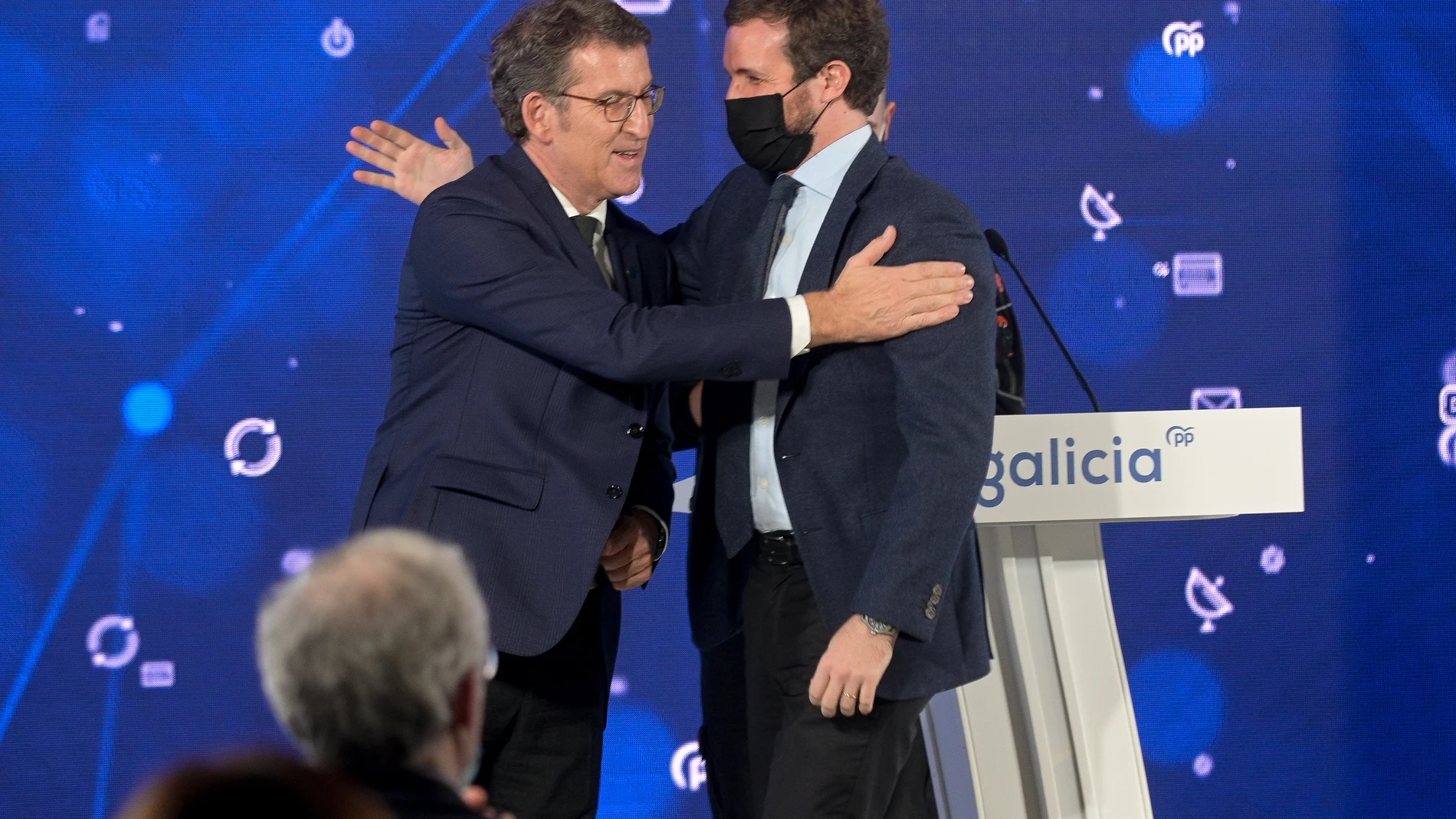 El presidente del Partido Popular, Pablo Casado (derecha) y el presidente de la Xunta de Galicia, Alberto Núñez Feijóo, durante un acto
