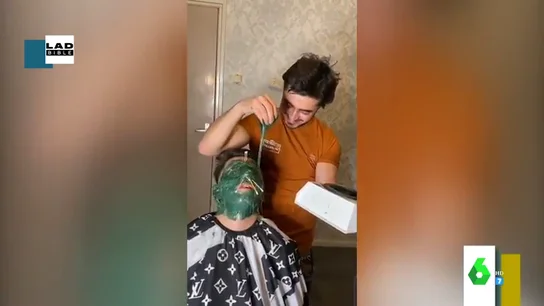 Cubrir toda la cara con cera caliente: la peligrosa técnica de una peluquería holandesa para acabar con el vello facial Cubrir toda la cara con cera caliente: la peligrosa técnica de una peluquería holandesa para acabar con el vello facial