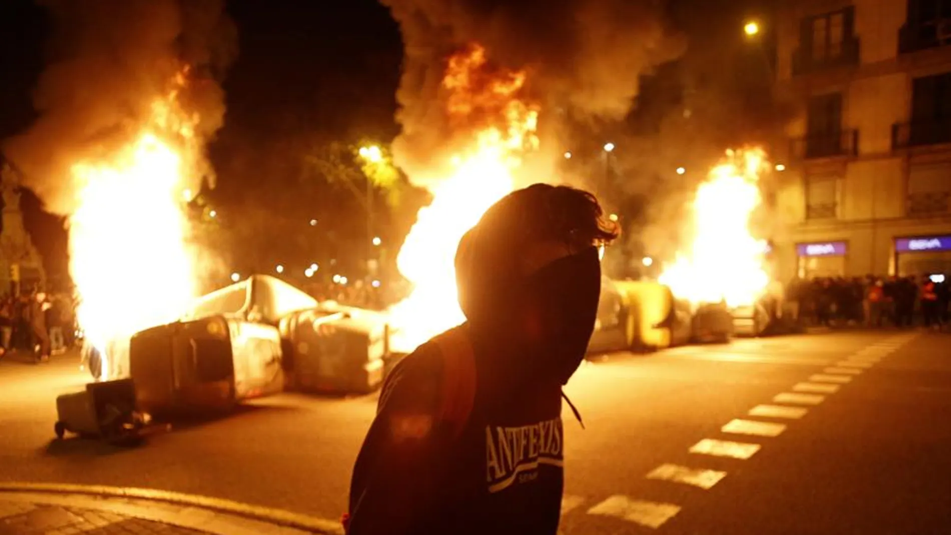 Una barricada arde en Barcelona en la cuarta noche de altercados por el encarcelamiento de Pablo Hasél