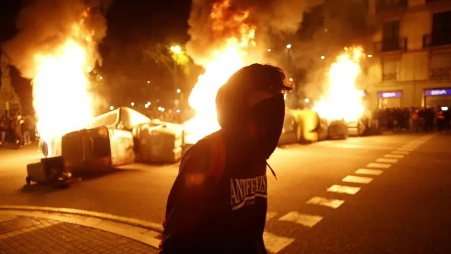 Una barricada arde en Barcelona en la cuarta noche de altercados por el encarcelamiento de Pablo Hasél