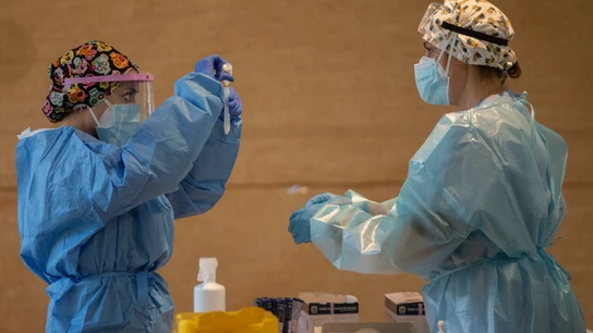Un trabajador sanitario sostiene una probeta en un dispositivo de cribado masivo de antígenos en Alcorcón Coronavirus Madrid