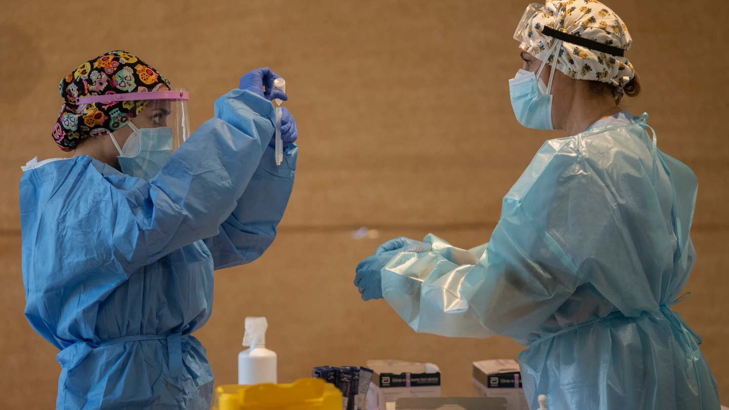 Un trabajador sanitario sostiene una probeta en un dispositivo de cribado masivo de antígenos en Alcorcón Coronavirus Madrid