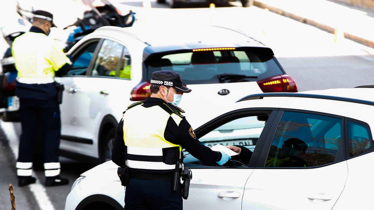 Agentes de la Guardia Urbana durante un control de movilidad en Barcelona. Agentes de la Guardia Urbana durante un control de movilidad en Barcelona.