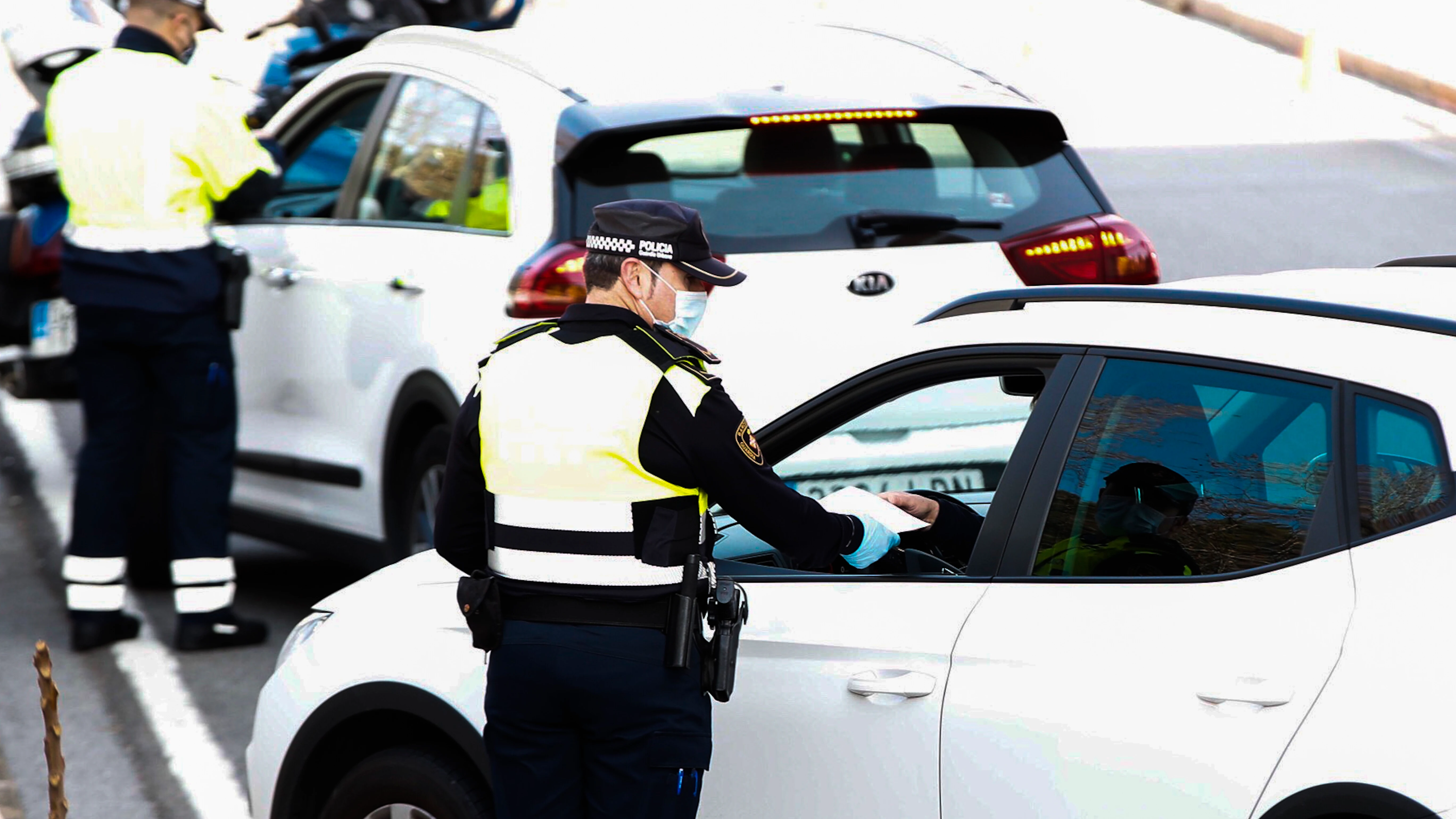 Agentes de la Guardia Urbana durante un control de movilidad en Barcelona. 