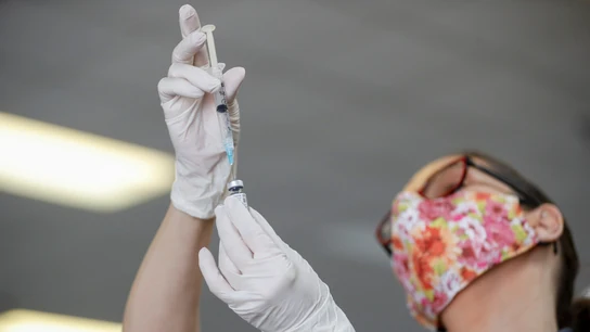 Simona, la mujer más mayor de Castilla La Mancha, recibe la vacuna del coronavirus Simona, la mujer más mayor de Castilla La Mancha, recibe la vacuna del coronavirus
