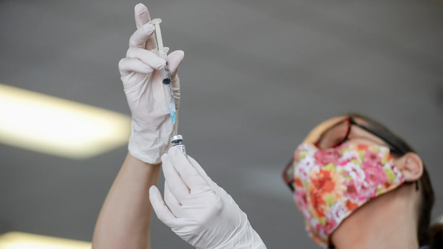 Simona, la mujer más mayor de Castilla La Mancha, recibe la vacuna del coronavirus Simona, la mujer más mayor de Castilla La Mancha, recibe la vacuna del coronavirus