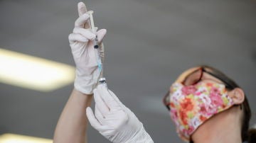Simona, la mujer más mayor de Castilla La Mancha, recibe la vacuna del coronavirus